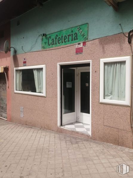 Local en venta en Calle Teruel, Fuenlabrada, Madrid, 28941 con ventana, puerta, propiedad, accesorio, fachada, ladrillo, albañilería, madera, fuente y suelo alrededor