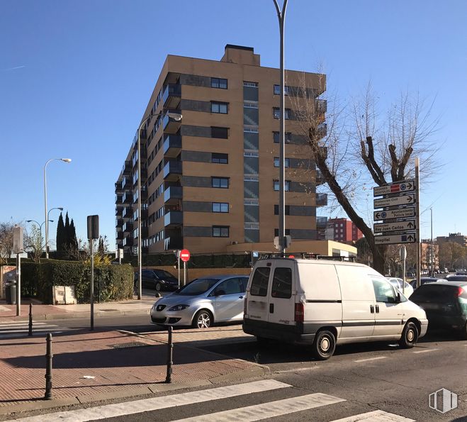 Local en alquiler y venta en Calle Móstoles, 78, Fuenlabrada, Madrid, 28942 con camioneta, coche, edificio, cielo, rueda, neumático, luz de la calle, vehículo, vehículo motorizado y ventana alrededor