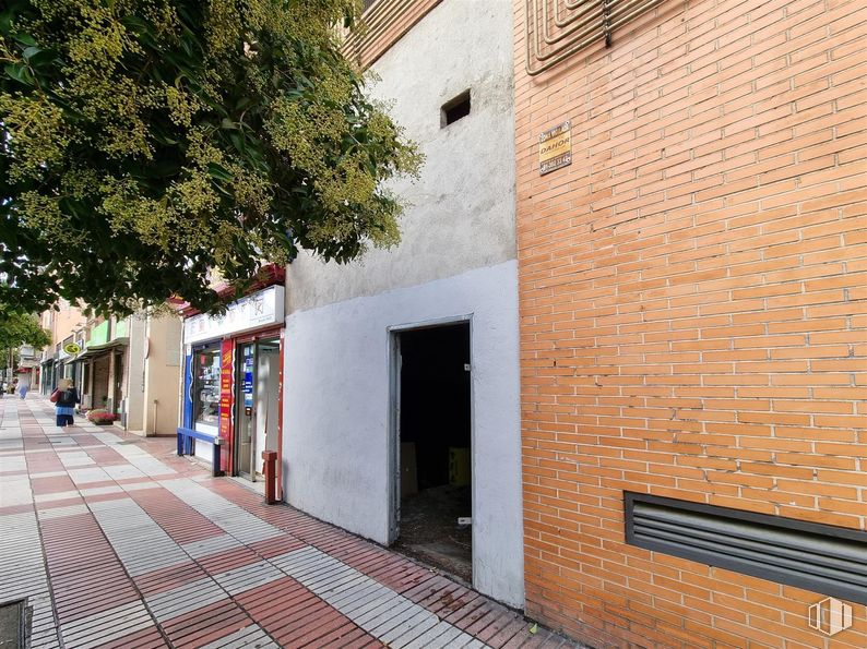 Local en venta en Calle  Alcalá, San Blas - Canillejas, Madrid, 28022 con superficie de la carretera, edificio, ladrillo, madera, diseño urbano, albañilería, árbol, pared, planta y zona residencial alrededor