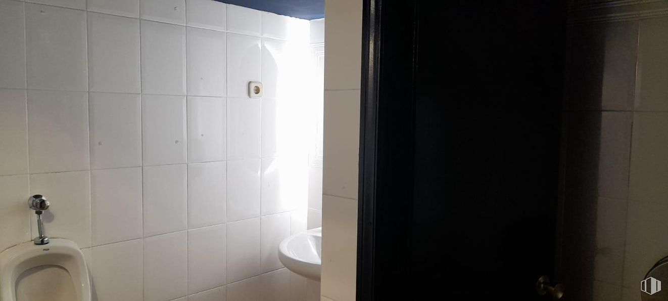 Retail for rent at Zona Huertas - Cortes, Centro, Madrid, 28005 with wall, flooring, floor, bathroom, plumbing fixture, tile, toilet, plumbing, toilet seat and room around