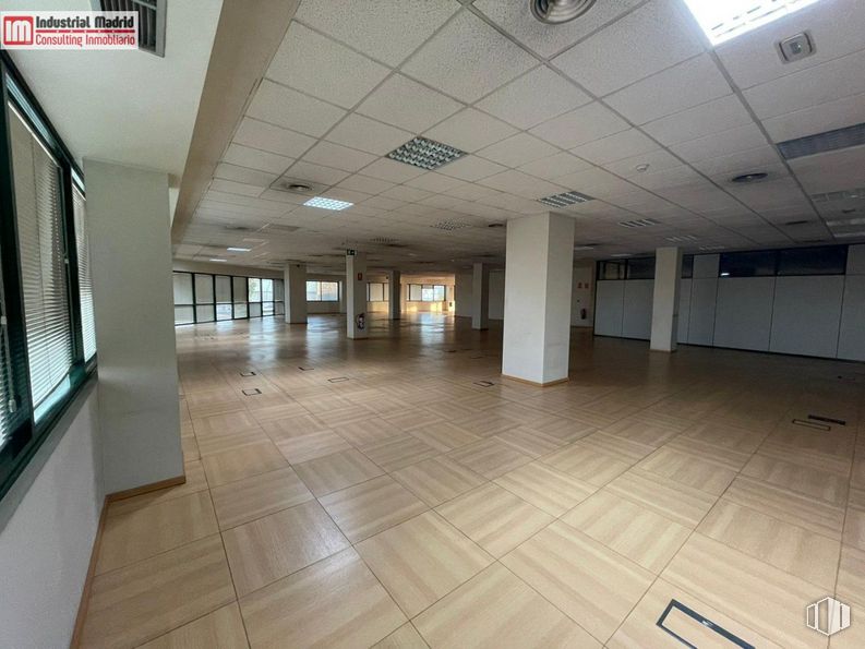 Office for sale & for rent at Avenida de Madrid, Arganda del Rey, Madrid, 28500 with fixture, building, floor, flooring, hall, tile flooring, composite material, ceiling, city and glass around