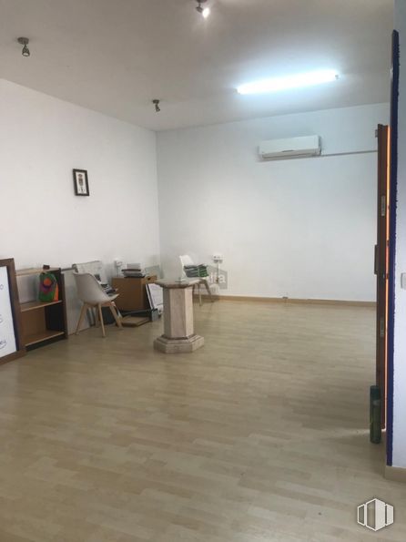 Local en alquiler en Zona Centro, Navas del Rey, Madrid, 28695 con silla, lámpara, alumbrado, madera, accesorio, suelo, suelos, hall, madera dura y techo alrededor