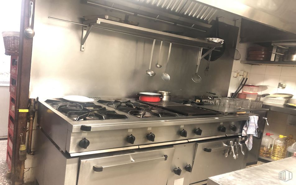 Retail for rent at Zona Almagro, Chamberí, Madrid, 28010 with gas stove, kitchen appliance, packaged goods, cooktop, kitchen stove, kitchen, stove, major appliance, cabinetry and vehicle around