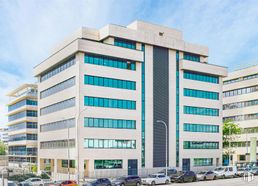 Office for rent at Avenida Sur de Barajas, 28 - 38, Barajas, Madrid, 28051 with building, sky, land vehicle, car, cloud, wheel, tire, street light, window and tower block around