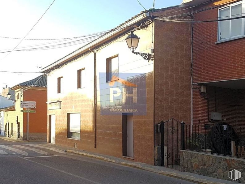 Retail for sale at Zona Centro, Numancia de la Sagra, Toledo, 45230 with window, building, sky, road surface, wood, asphalt, house, neighbourhood, residential area and urban design around