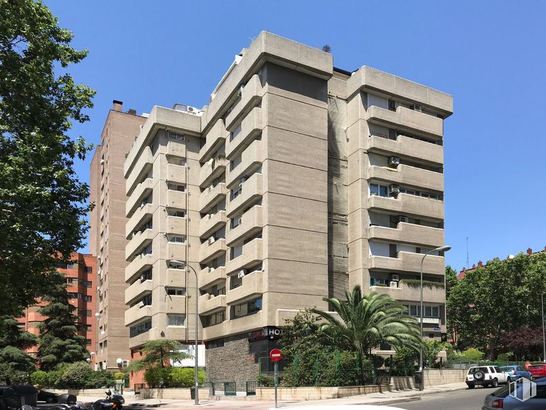 Oficina en alquiler en Calle Pensamiento, 27, Tetuán, Madrid, 28020 con edificio, coche, cielo, día, propiedad, árbol, bloque de torres, arquitectura, diseño urbano y vehículo alrededor