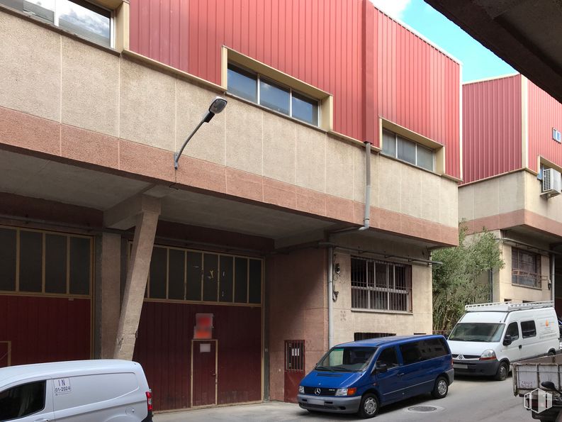 Nave en venta en Avenida Fuente Nueva, 8, San Sebastián de los Reyes, Madrid, 28700 con camioneta, ventana, luz de estacionamiento automotriz, coche, rueda, vehículo terrestre, neumático, vehículo, propiedad y edificio alrededor