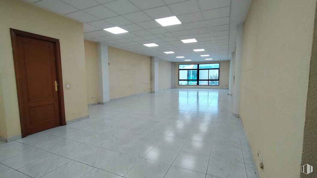 Oficina en alquiler en Avenida Juan Carlos I, 40, Collado Villalba, Madrid, 28400 con puerta, ventana, accesorio, pasillo, diseño de interiores, suelos de baldosas, pavimentos, piso, techo y madera alrededor