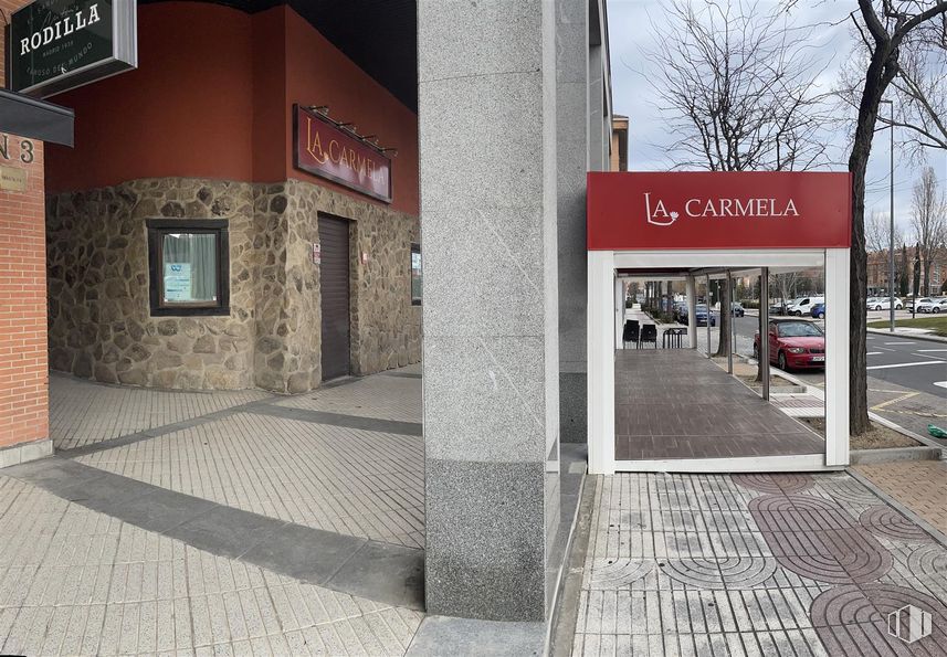 Local en alquiler y venta en Calle Camilo José Cela, 3, Las Rozas de Madrid, Madrid, 28230 con material compuesto, hormigón, acera, restaurante, toldo y posada alrededor