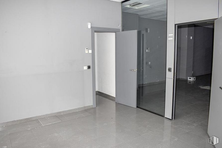 Local en alquiler y venta en Calle Nuestra Señora de Sonsoles, Ávila, 05003 con accesorio, puerta, piso, pavimento, exterior automotriz, edificio, puerta de vehículo, vidrio, techo y aluminio alrededor