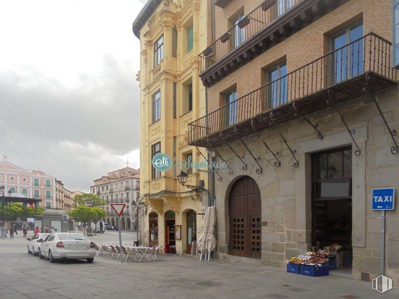 Local en alquiler en Calle San Frutos, Segovia, 40001 con coche, edificio, ventana, cielo, vehículo, nube, rueda, planta, diseño urbano y barrio alrededor