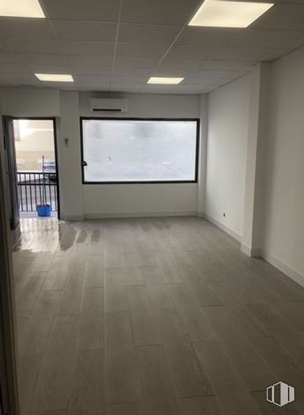 Oficina en alquiler en Calle Parque Vosa, 11, Móstoles, Madrid, 28933 con ventana, edificio, accesorio, madera, piso, suelo, madera dura, rectángulo, suelo laminado y casa alrededor