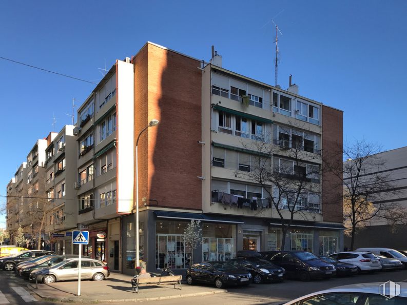 Retail for rent at Calle Ponferrada, 22, Fuencarral - El Pardo, Madrid, 28029 with car, building, sky, land vehicle, wheel, property, tire, window, vehicle and urban design around