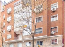 Retail for sale at Chamberí, Chamberí, Madrid, 28003 with window, building, sky, daytime, property, cloud, architecture, urban design, neighbourhood and tree around