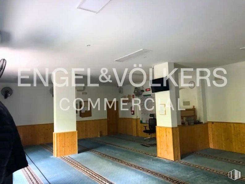 Retail for sale at Calle Bañeza, Fuencarral - El Pardo, Madrid, 28035 with building, wood, interior design, comfort, flooring, floor, house, shade, wall and living room around