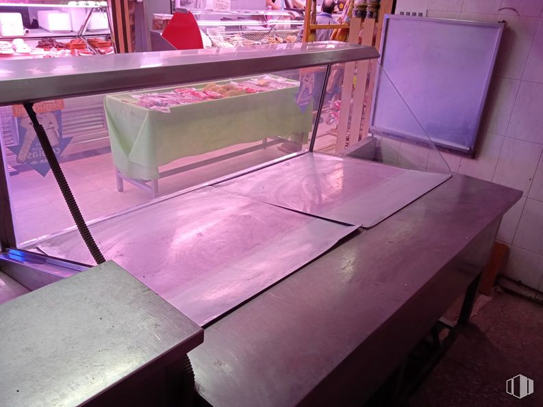 Retail for sale & for rent at Calle Río Guadalquivir, 4, Parla, Madrid, 28980 with table, purple, pink, magenta, gas, display case, flooring, automotive design, rectangle and machine around