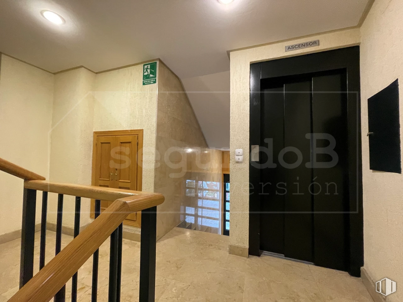 Local en venta en Calle Escuelas Católicas, 1, Las Rozas de Madrid, Madrid, 28230 con armario, propiedad, madera, suelos, suelo, pared, accesorio, tinte para madera, puerta y madera dura alrededor