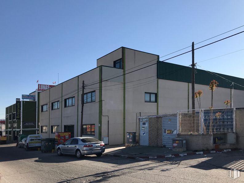 Industrial for sale & for rent at Calle del Plomo, 6, San Martín de la Vega, Madrid, 28330 with car, building, sky, property, asphalt, wheel, window, vehicle, urban design and house around