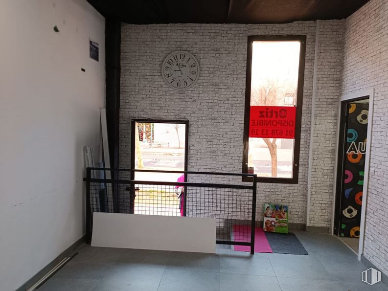 Local en alquiler en Zona Soto del Henares, Torrejón de Ardoz, Madrid, 28850 con ventana, reloj, marco, edificio, diseño de interiores, accesorio, piso, pavimentos, casa y madera alrededor