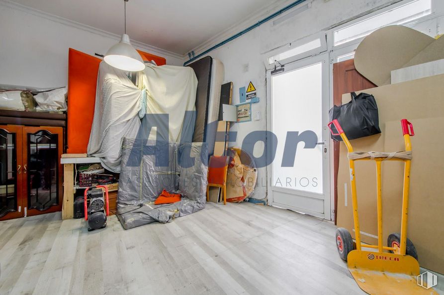 Local en venta en Calle Veza, 7, Tetuán, Madrid, 28029 con lámpara, alumbrado, rueda, bolsa, neumático, madera, interiorismo, suelo, edificio y suelos alrededor