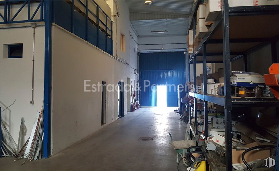 Nave en alquiler en Zona industrial, Getafe, Madrid, 28906 con edificio, ingeniería, suelos, máquina, diseño automovilístico, accesorio, techo, servicio, estantería y azul eléctrico alrededor