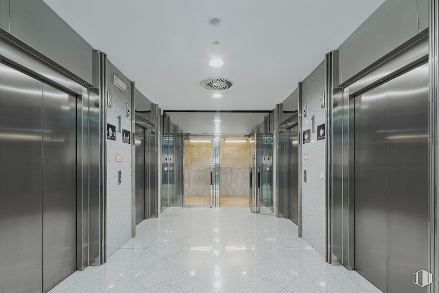 Oficina en alquiler en Calle Eucalipto, 25, Chamartín, Madrid, 28016 con alumbrado, accesorio, puerta, pavimento, piso, edificio, vidrio, techo, aluminio y espacio alrededor