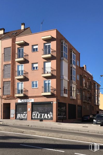 Retail for sale & for rent at Calle Sebastián Álvaro, 8, La Latina, Madrid, 28024 with building, sky, window, urban design, condominium, wheel, tower block, material property, tree and facade around