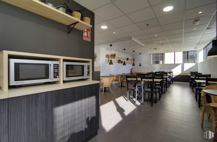 Office for rent at Edificio L, Calle Caléndula, 93, Alcobendas, Madrid, 28100 with microwave oven, chair, furniture, home appliance, lighting, table, window, interior design, wood, kitchen appliance, flooring, toaster oven around