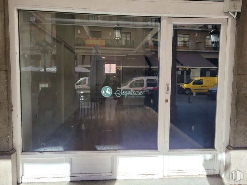 Retail for rent at Avenida Acueducto, Segovia, 40001 with car, glass, door, metal, transparency, aluminium, screen door, cleanliness and display window around