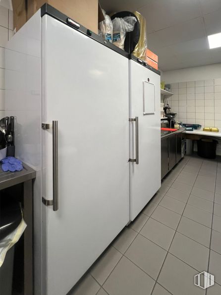 Retail for rent at Calle Zabaleta, Chamartín, Madrid, 28002 with refrigerator, fixture, gas, engineering, major appliance, machine, building, flooring, aluminium and ceiling around