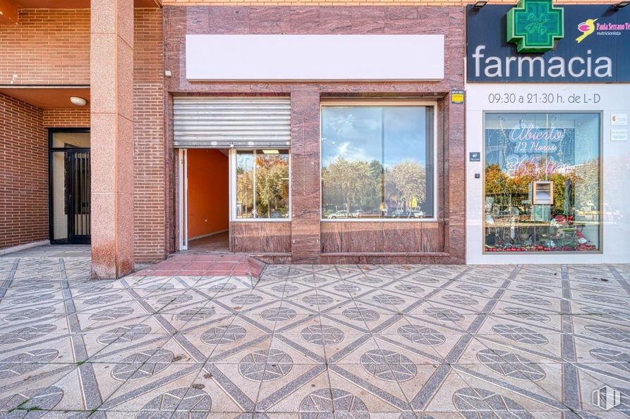 Retail for sale at Avenida Juan Carlos I, 14, Cuenca, 16004 with door, window, facade, composite material, sidewalk and brick around