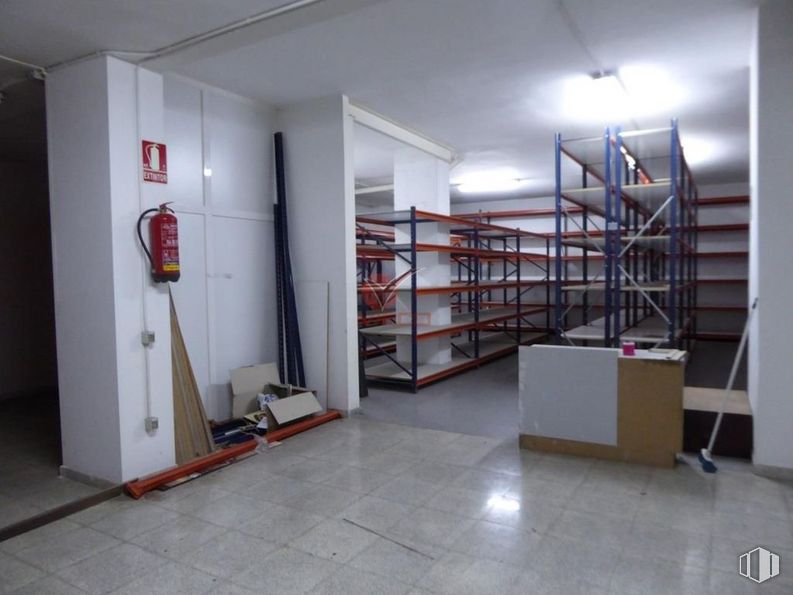 Retail for sale & for rent at Calle Hermanos Becerril, Cuenca, 16004 with bookcase, shelf, wood, shelving, fixture, flooring, floor, ladder, building and wall around