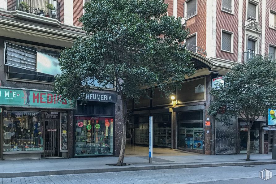 Retail for sale at Calle San Bernardo, 5, Centro, Madrid, 28013 with building, window, tree, urban design, sidewalk, road surface, neighbourhood, residential area, facade and road around