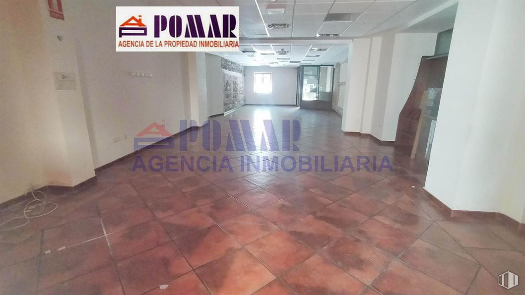 Retail for rent at Plaza Nalvillos, 1, Ávila, 05001 with fixture, tile flooring, flooring, floor, building, composite material, building material, wood, hall and event around