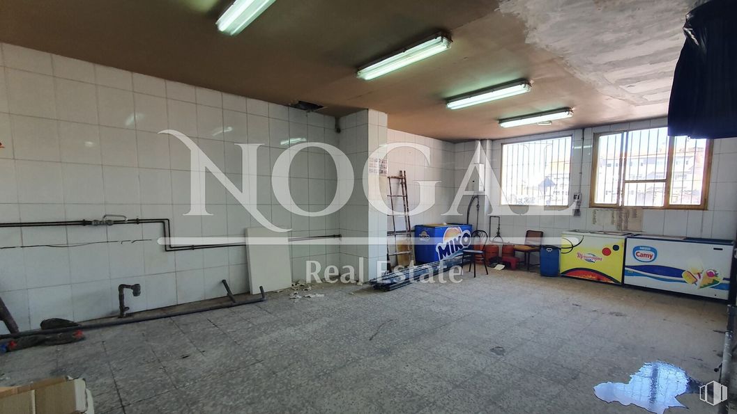 Local en venta en Ronda Poniente, 13, Torrejón de Ardoz, Madrid, 28850 con ventana, edificio, suelo, piso, espacio público, gas, pasillo, accesorio, techo y edificio comercial alrededor