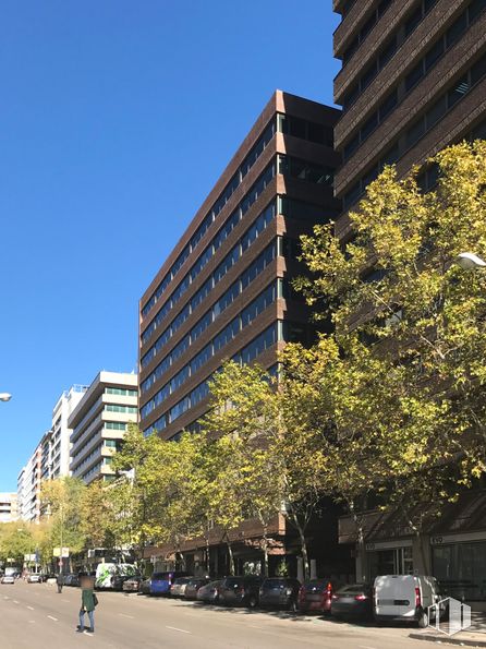 Oficina en alquiler en Edificio Cuzco II, Calle Poeta Joan Maragall, 38, Tetuán, Madrid, 28046 con edificio, ventana, cielo, bloque de pisos, diseño urbano, condominio, árbol, vecindario, barrio residencial y edificio comercial alrededor