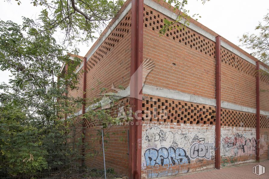 Retail for sale at Calle Valdeorilla, Daganzo de Arriba, Madrid, 28814 with building, tree, sky, wood, brickwork, brick, facade, paint, composite material and building material around