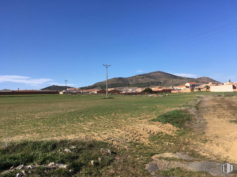 Land for sale at Travesía Carolina, Noez, Toledo, 45162 with sky, mountain, natural landscape, highland, cloud, plant, land lot, grass, tree and slope around