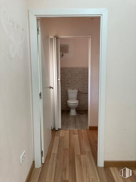 Retail for rent at Zona Colonia Cortijo San Isidro, Aranjuez, Madrid, 28300 with toilet, building, fixture, wood, comfort, floor, flooring, house, wood stain and hardwood around