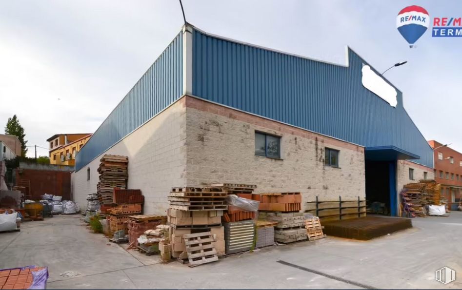 Industrial for sale at Polígono Industrial Los Charcones, Navalcarnero, Madrid, 28600 with building, packaged goods, sky, cloud, house, wood, land lot, window, residential area and facade around