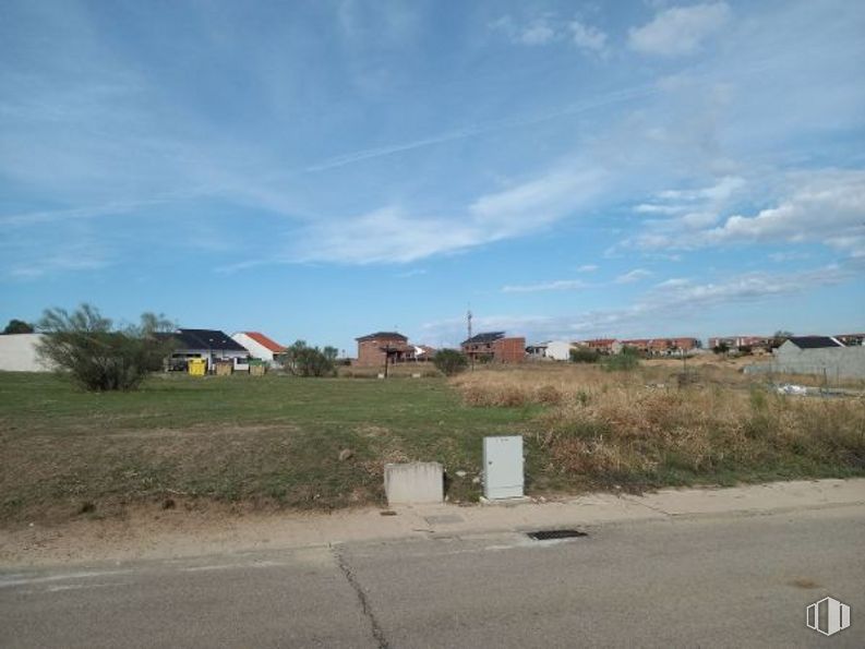 Land for sale at Calle Almendrales, Valmojado, Toledo, 45940 with cloud, sky, plant, ecoregion, natural environment, asphalt, land lot, road surface, building and grass around