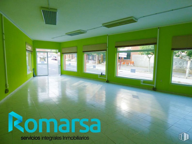 Retail for sale at Calle El Chorrito, El Barraco, Ávila, 00000 with lighting, window, building, fixture, interior design, wall, real estate, ceiling, flooring and glass around