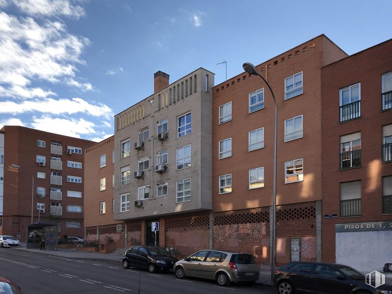 Retail for sale & for rent at Calle Aldonza Lorenzo, 3, Fuencarral - El Pardo, Madrid, 28034 with car, building, sky, tire, cloud, wheel, property, window, vehicle and architecture around