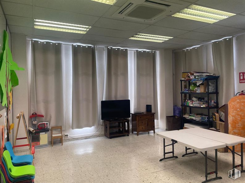 Oficina en alquiler en Edificio Alfa, Avenida Manoteras, 22, Hortaleza, Madrid, 28050 con televisión, lámpara, mueble, escritorio, silla, electrodoméstico, mesa, planta, interiorismo y suelos alrededor