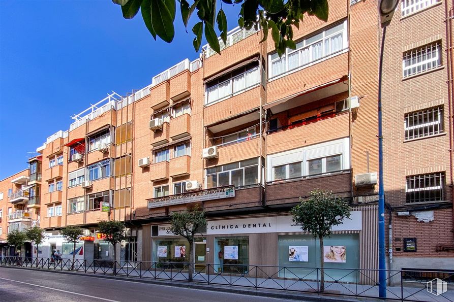 Retail for sale at Avenida Fuenlabrada, 64, Leganés, Madrid, 28912 with window, building, urban design, sky, condominium, plant, neighbourhood, public space, residential area and facade around