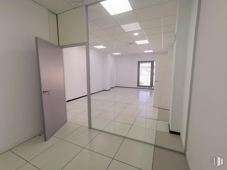 Office for rent at Edificio 1B (22-B), Polígono Industrial Vallecas, Villa de Vallecas, Madrid, 28031 with door, flooring, floor, interior design, ceiling, composite material, glass, tile flooring, transparency and tile around