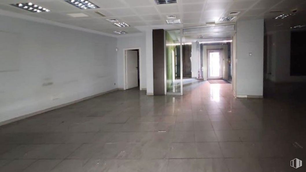 Local en alquiler y venta en Calle La Habana, Fuenlabrada, Madrid, 28945 con puerta, propiedad, accesorio, hall, suelo, suelos, pared, suelo de baldosas, techo y material de construcción alrededor