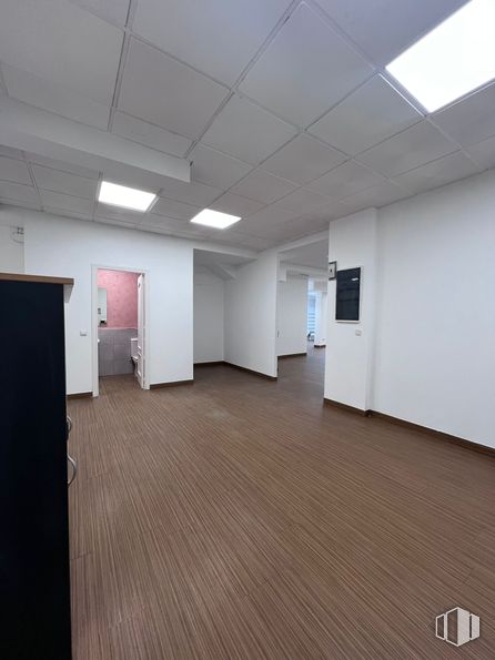 Retail for rent at Calle Cañas, 7, Ciudad Lineal, Madrid, 28016 with light fixture, flooring, floor, ceiling, wood, interior design, hall, wood flooring, composite material and laminate flooring around