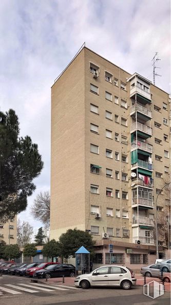 Local en alquiler y venta en Plaza San Juan de Covas, 16, Alcorcón, Madrid, 28925 con coche, edificio, cielo, vehículo terrestre, neumático, rueda, nube, día, árbol y vehículo alrededor