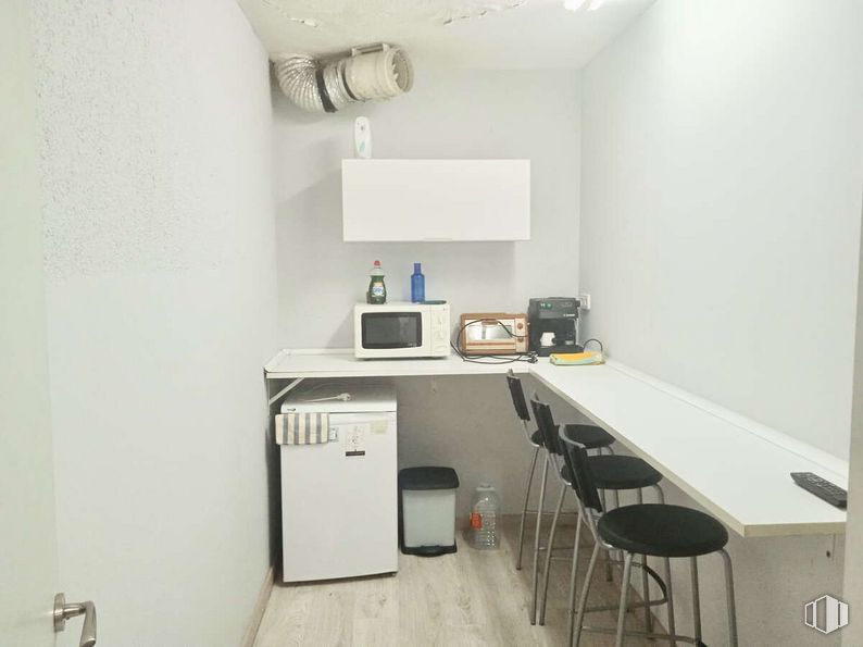 Oficina en alquiler y venta en Zona Carabanchel, Carabanchel, Madrid, 28025 con horno microondas, silla, mueble, edificio, interiorismo, suelos, suelo, propiedad material, mesa y casa alrededor